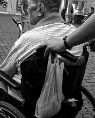 Czy opiekun medyczny zalicza się do personelu medycznego?