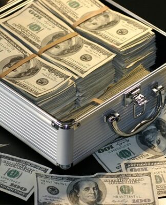 Ile zarabia e-commerce Director?