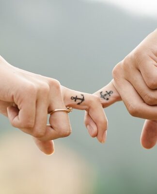 Jaka jest relacja pomiędzy procesem technologicznym a procesem produkcyjnym?