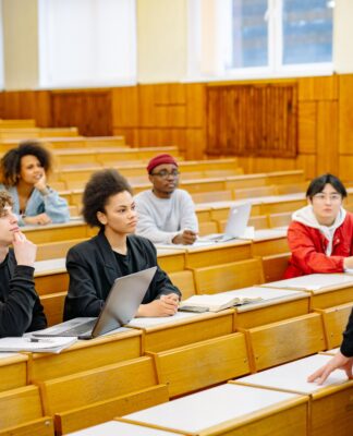Czy warto inwestować w program CGMA od CIMA na studiach podyplomowych? Analiza korzyści dla kariery program CGMA od CIMA na studiach podyplomowych